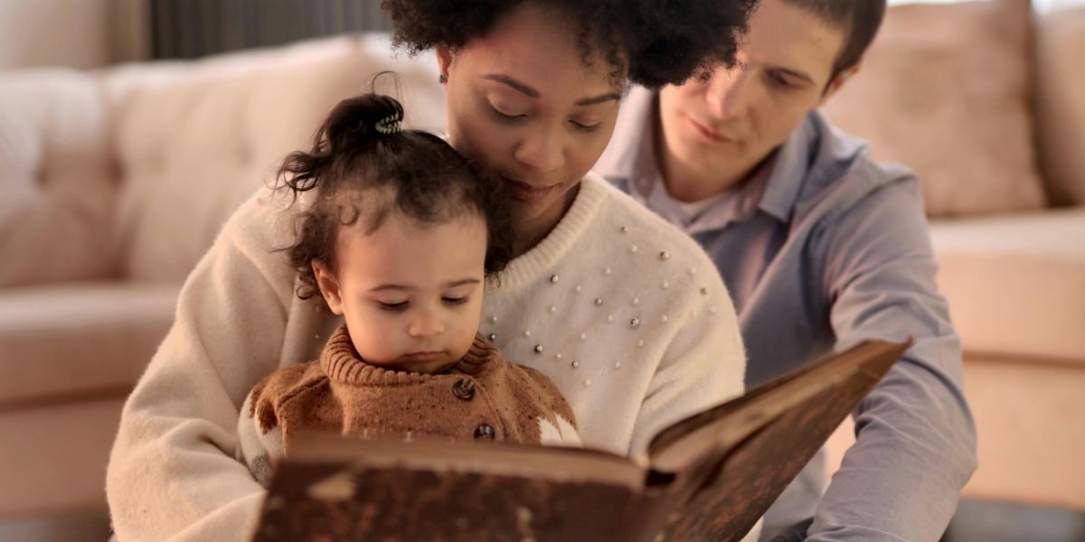 EasyPeasy parents reading to their child 