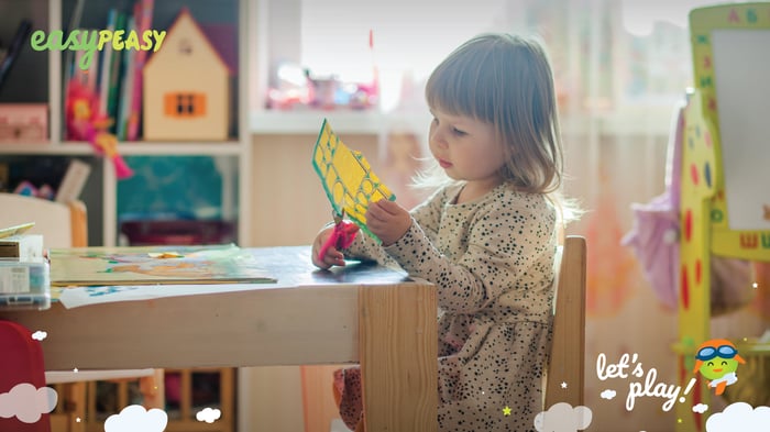 Photo of a toddler cutting paper at home (twitter)